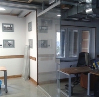 Перегородки для офиса из цельностеклянного безопасного стекла