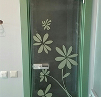 Изготовление стеклянных дверей с рисунком