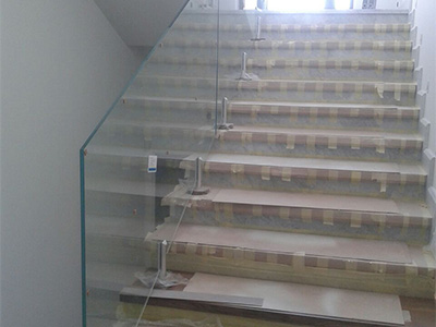 Монтаж стеклянных ограждений для лестниц